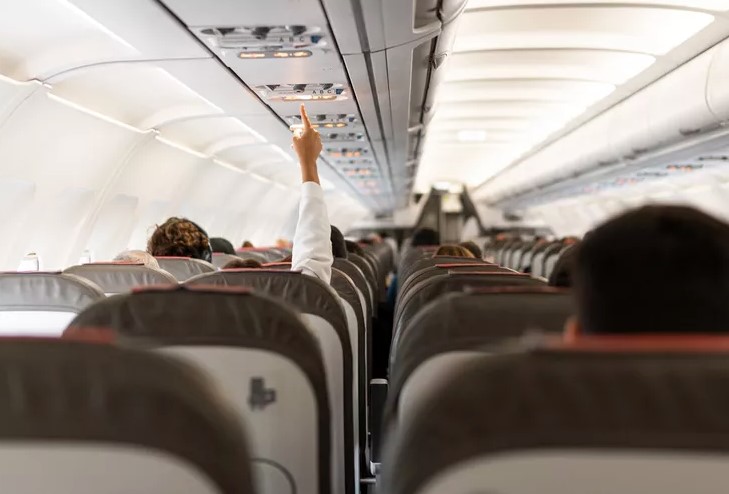 Male passenger who farted excessively left American Airlines flight delayed 4