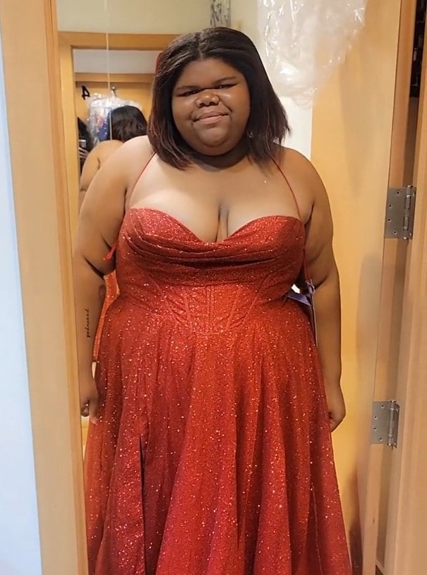 Teen who drove 6 hours to shop bursts into tears after being gifted $700 prom dress 2