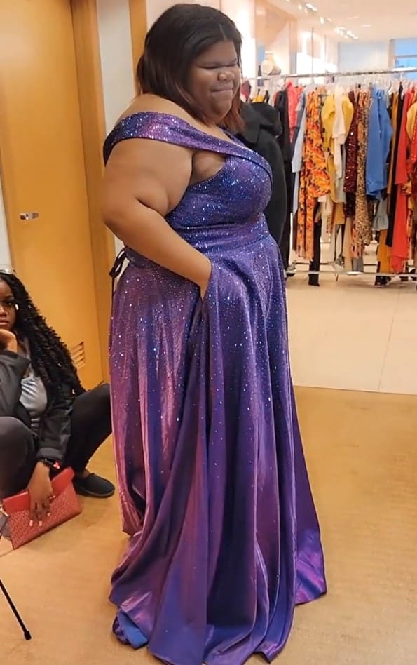 Teen who drove 6 hours to shop bursts into tears after being gifted $700 prom dress 5