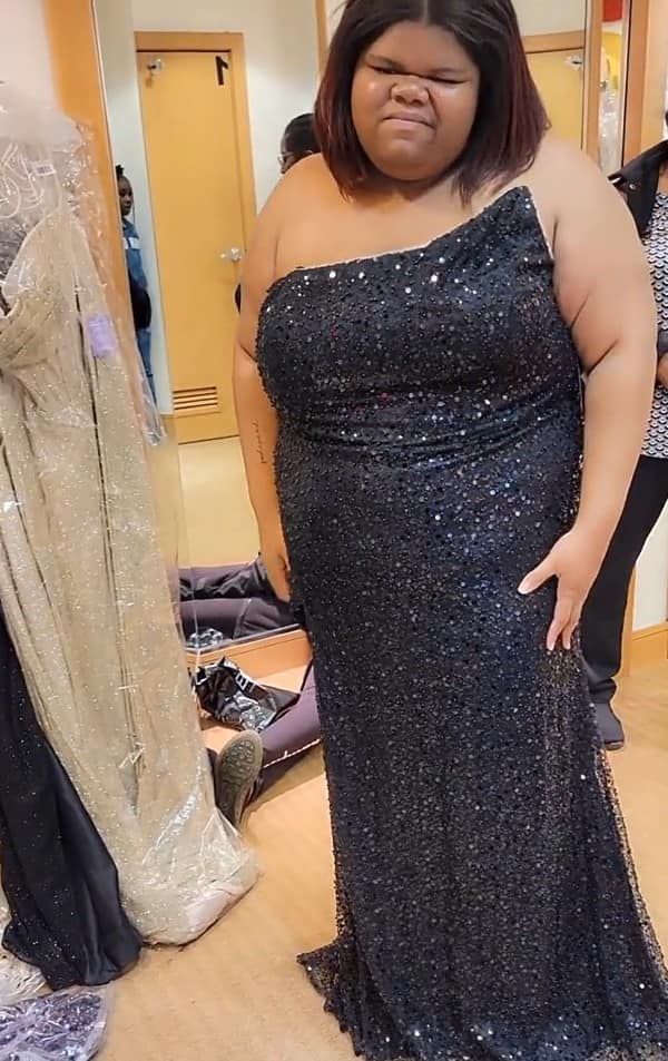 Teen who drove 6 hours to shop bursts into tears after being gifted $700 prom dress 3