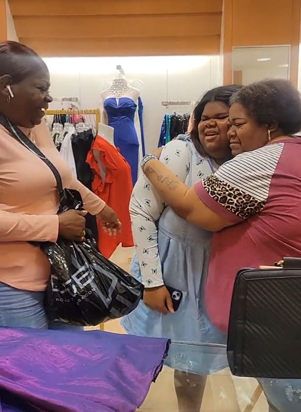 Teen who drove 6 hours to shop bursts into tears after being gifted $700 prom dress 7