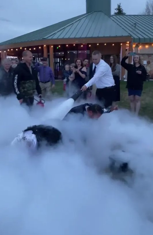 Bride and groom set themselves on fire during their wedding 5