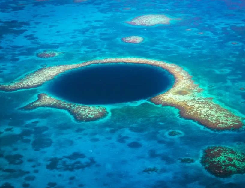 Divers stunned after spotting scariest things at the bottom of Great Blue Hole 4