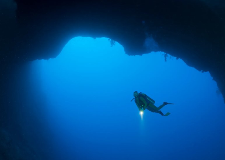 Divers stunned after spotting scariest things at the bottom of Great Blue Hole 2