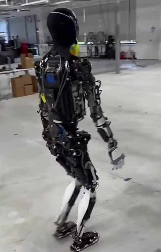 Elon Musk controlled Optimus robot to wander around the factory leaving people concerned 4