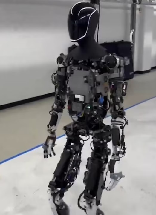 Elon Musk controlled Optimus robot to wander around the factory leaving people concerned 2