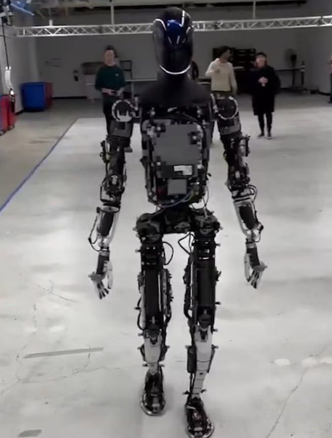 Elon Musk controlled Optimus robot to wander around the factory leaving people concerned 1