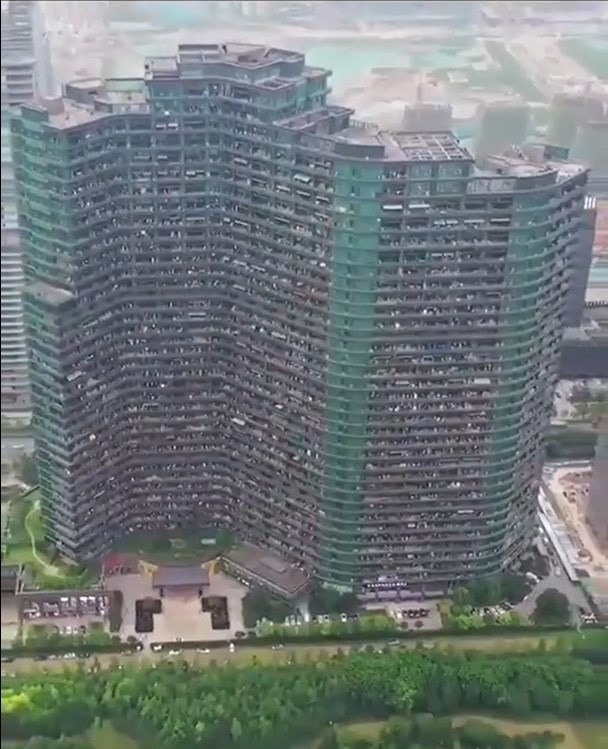 20,000 residents live isolated in 'dystopian' apartments where they never need to go outside 2