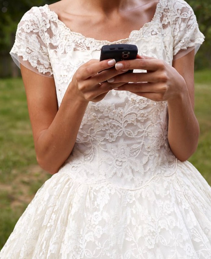Bride seeks revenge on cheating groom by reading his messages to mistress to all wedding guests 2