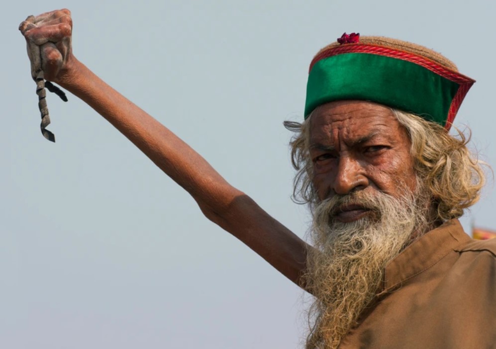 People are just learning why an Indian man has been holding his arm up since 1973 1