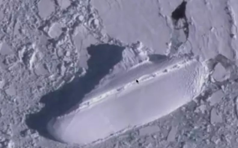 Google Earth users suddenly spotted 400ft ice ship in iceberg 2