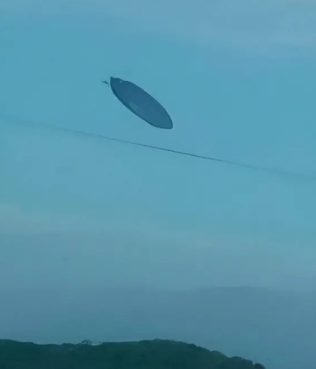 Elderly couple suddenly encountered strange object believed to be UFO flying in the sky 3