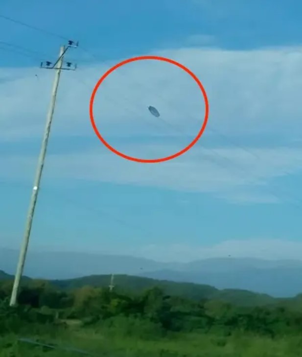 Elderly couple suddenly encountered strange object believed to be UFO flying in the sky 2