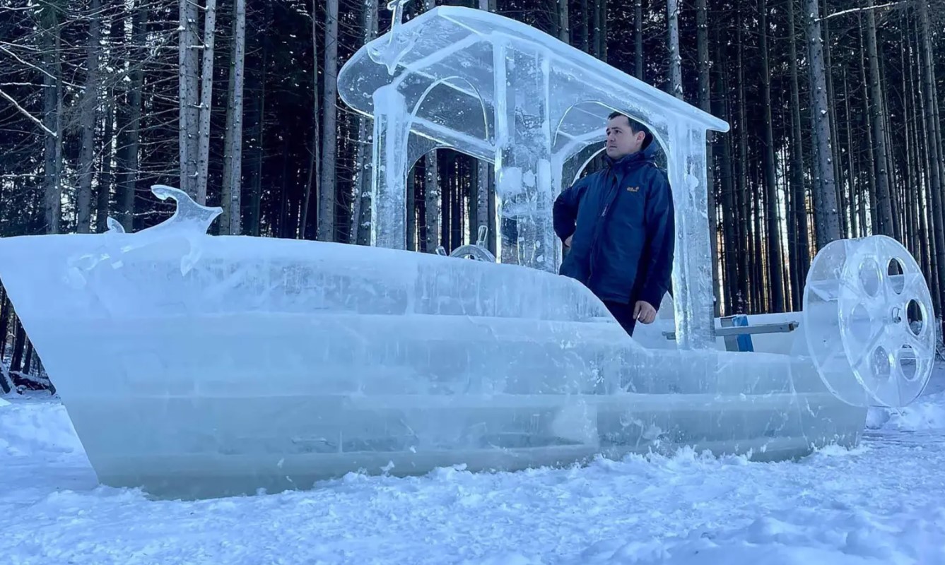 Man carves an ice boat with all basic functions leaving people captivated 4