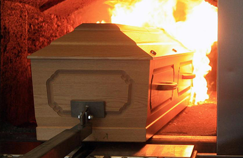 Woman declared deceased in an accident suddenly woke up before being cremated 4