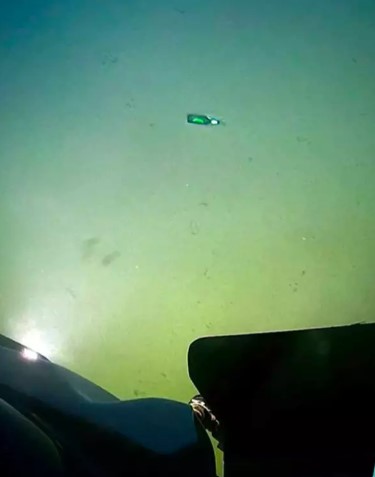 People were stunned after spotting beer bottle at the deepest point of the ocean 4