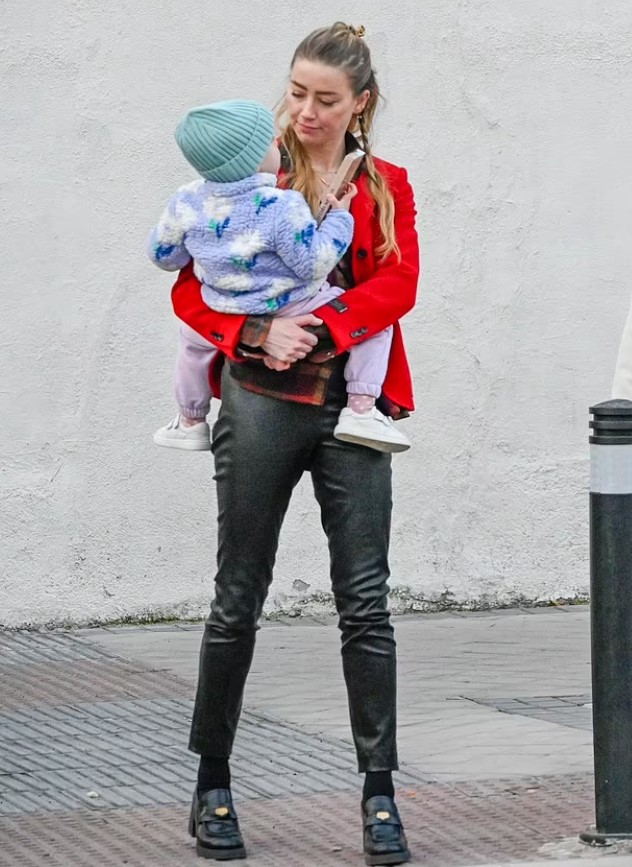 Amber Heard spotted on the streets of Spain with her daughter looking happy 5