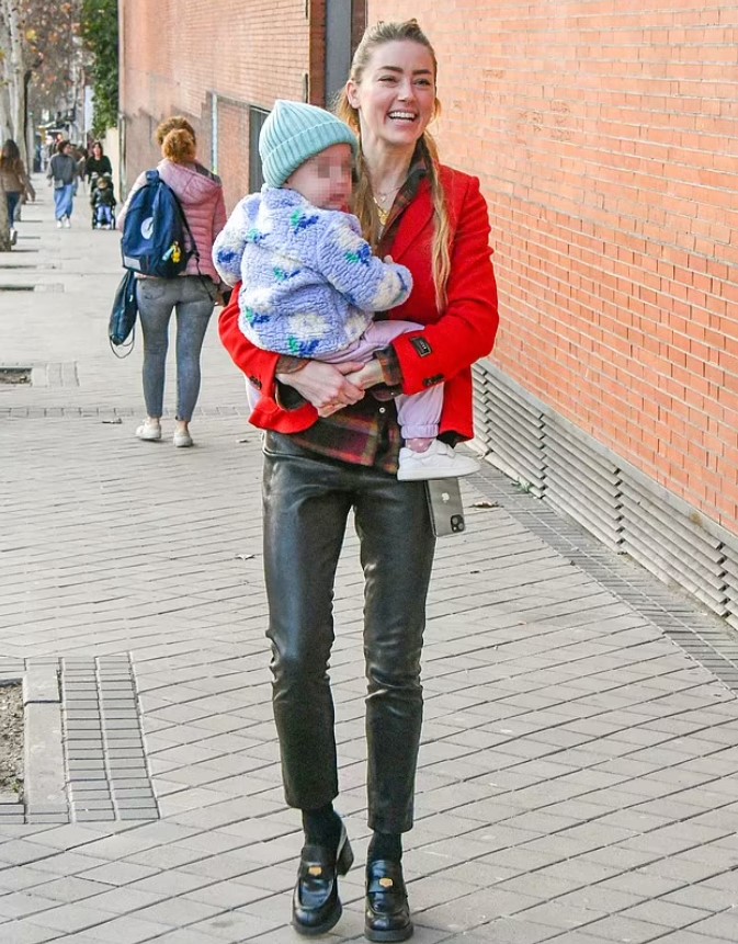 Amber Heard spotted on the streets of Spain with her daughter looking happy 3
