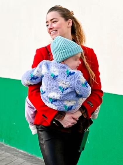 Amber Heard spotted on the streets of Spain with her daughter looking happy 4