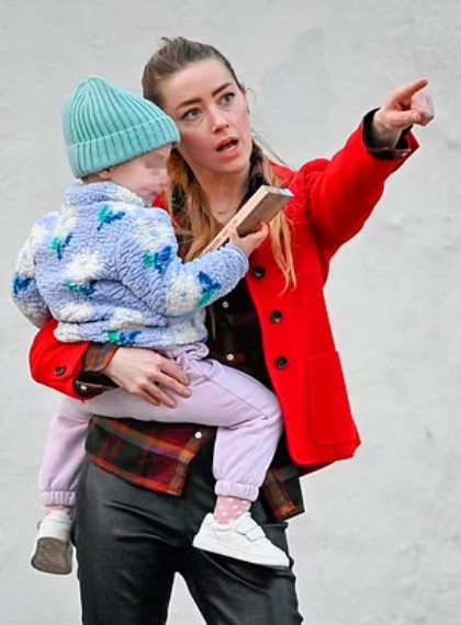Amber Heard spotted on the streets of Spain with her daughter looking happy 2