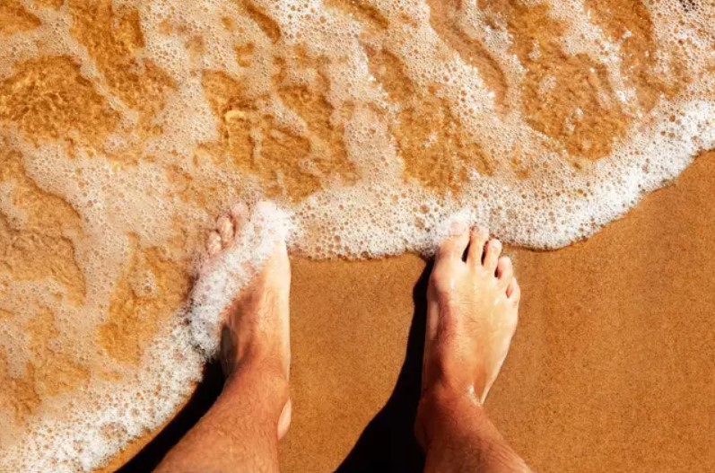 Expert shed light on why decaying human feet keep washing ashore in the US and Canada after 10 years 3