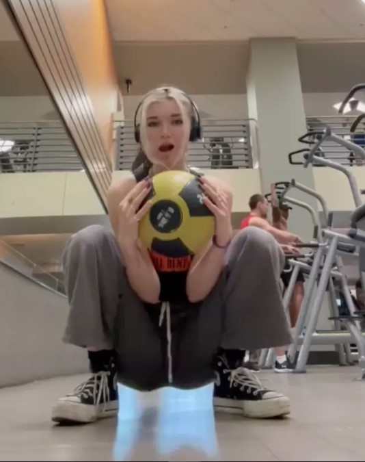 Onlyfans star sparks debate after filming 'leg stretches' at gym 2