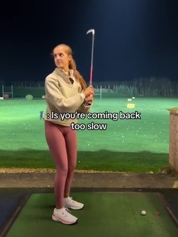 Professional female golfer stunned after receiving advice from stranger on how to swing 5