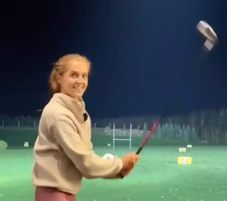Professional female golfer stunned after receiving advice from stranger on how to swing 1