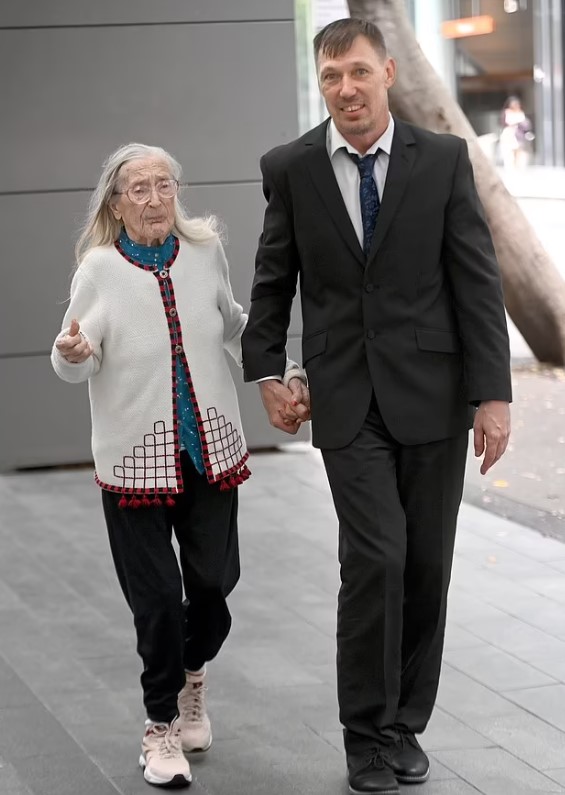 48-year-old man fights for visa to be allowed to stay in country with his 104-year-old girlfriend 1
