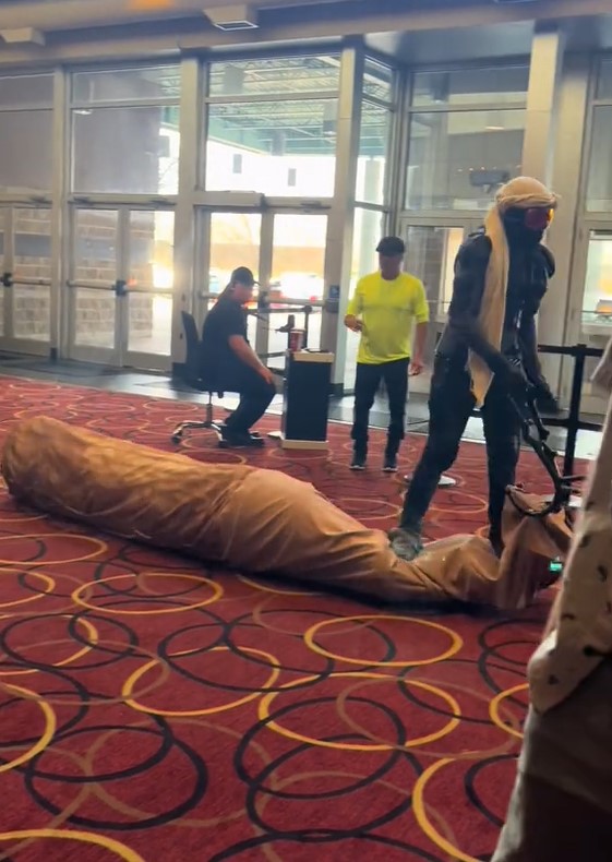 Man left people excited after riding sandworm to Dune 2 screening at cinema 3
