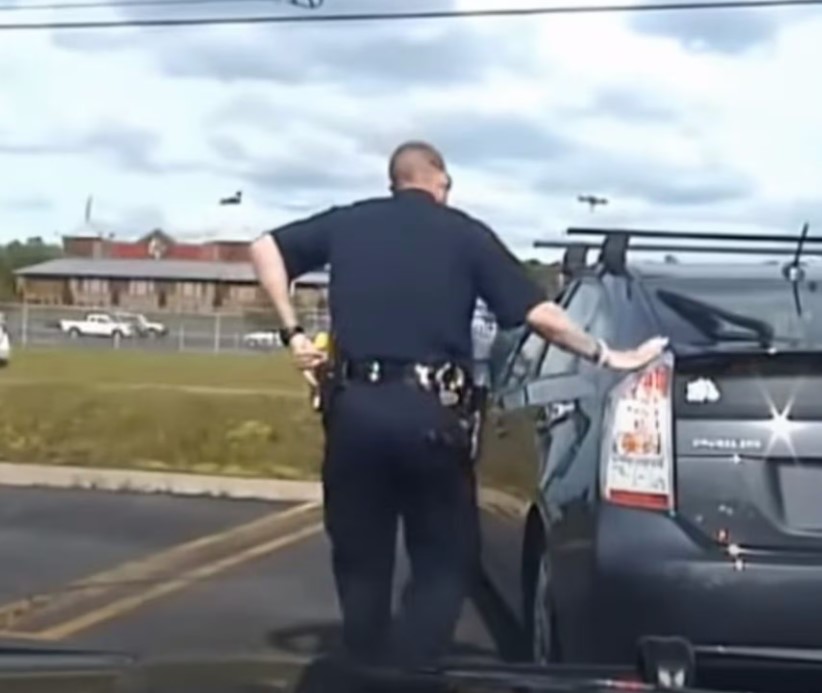 People are just learning why cops touch the back of cars they’re pulling over 4