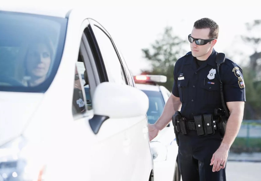 People are just learning why cops touch the back of cars they’re pulling over 3