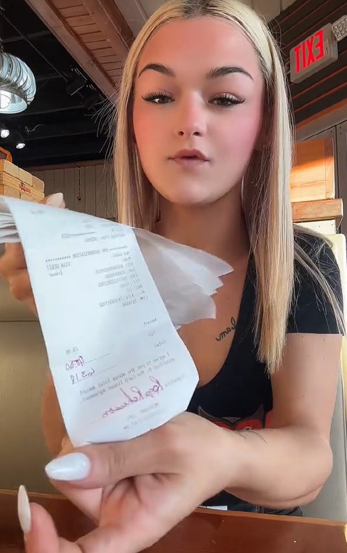 Waitress leaves people in awe as she reveals how much she made from tips in one shift 2