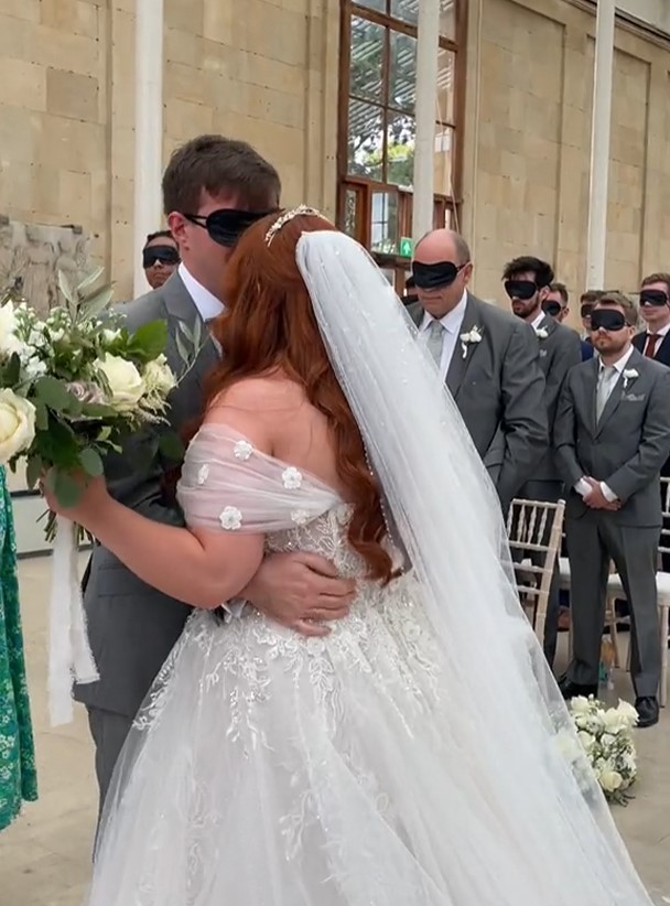 Lost-sight bride blindfolds guests to let them 'live a moment in her shoes' 5