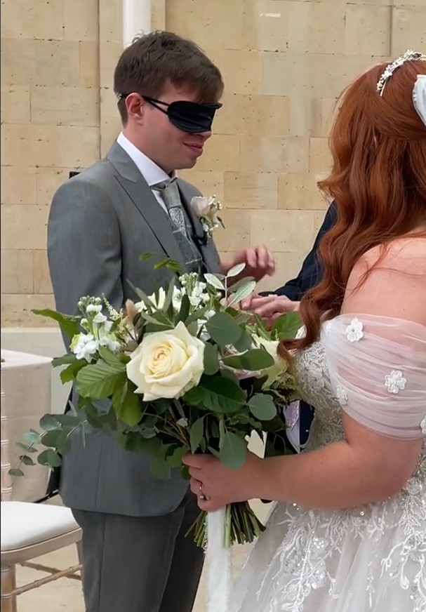 Lost-sight bride blindfolds guests to let them 'live a moment in her shoes' 3