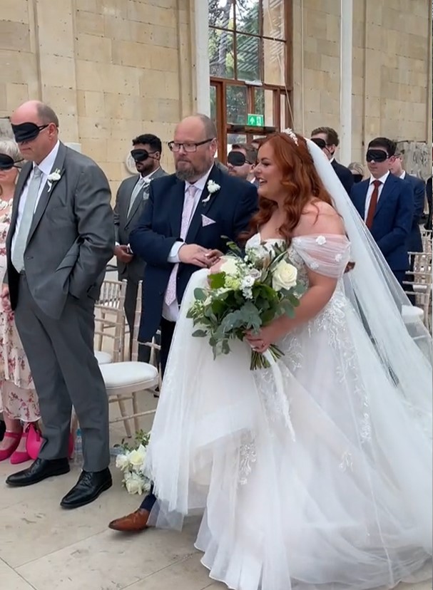 Lost-sight bride blindfolds guests to let them 'live a moment in her shoes' 4