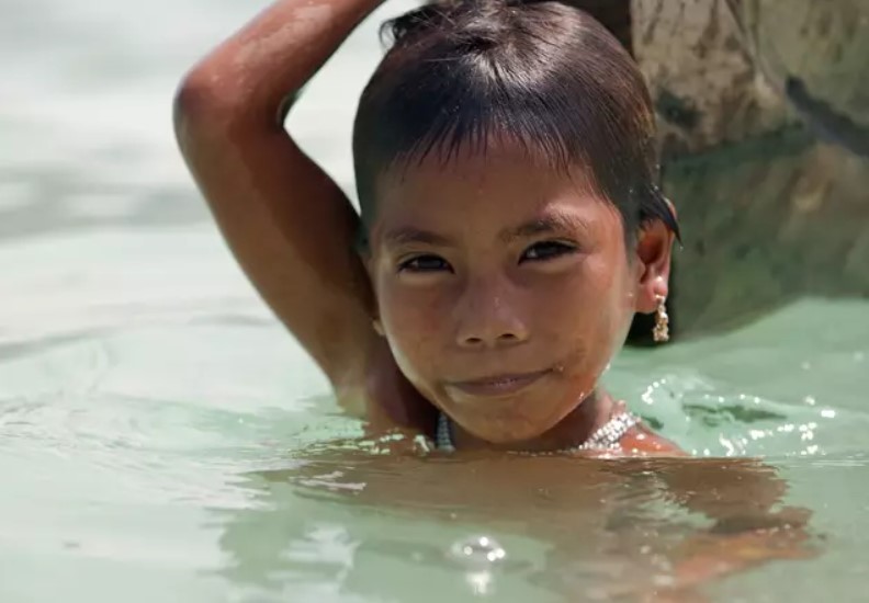 'Sea-nomad' children can change shape of their eyes to swim underwater 2