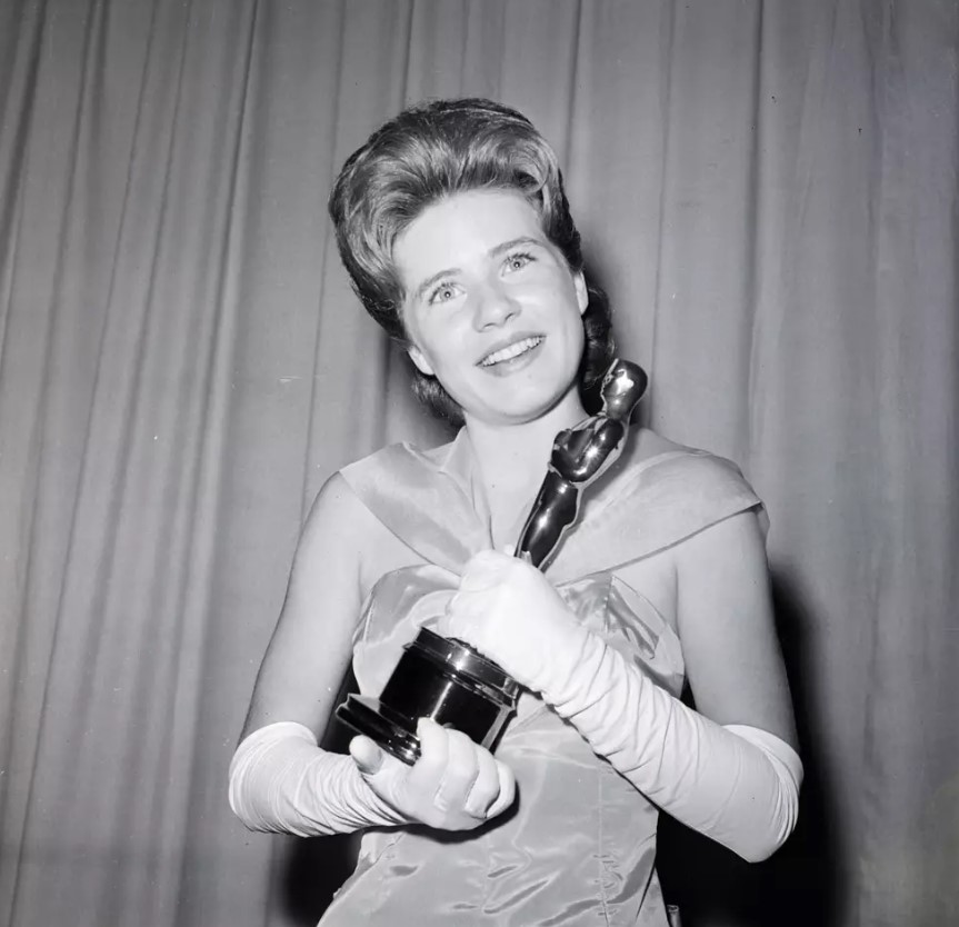 Patty Duke's two-word Oscar speech made history, showcasing her talent and brevity. Image Credit: Youtube