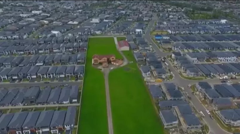 Family rejects $50M from developers who built suburb around to keep their home unique 3