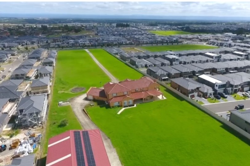 Family rejects $50M from developers who built suburb around to keep their home unique 2