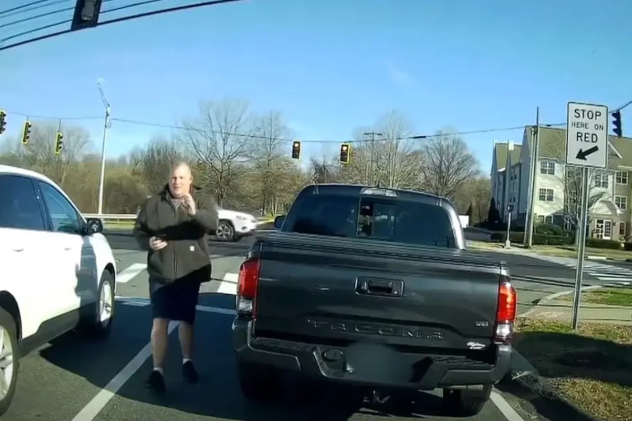 Furious police officer assaults driver as he honked at him at red light 1