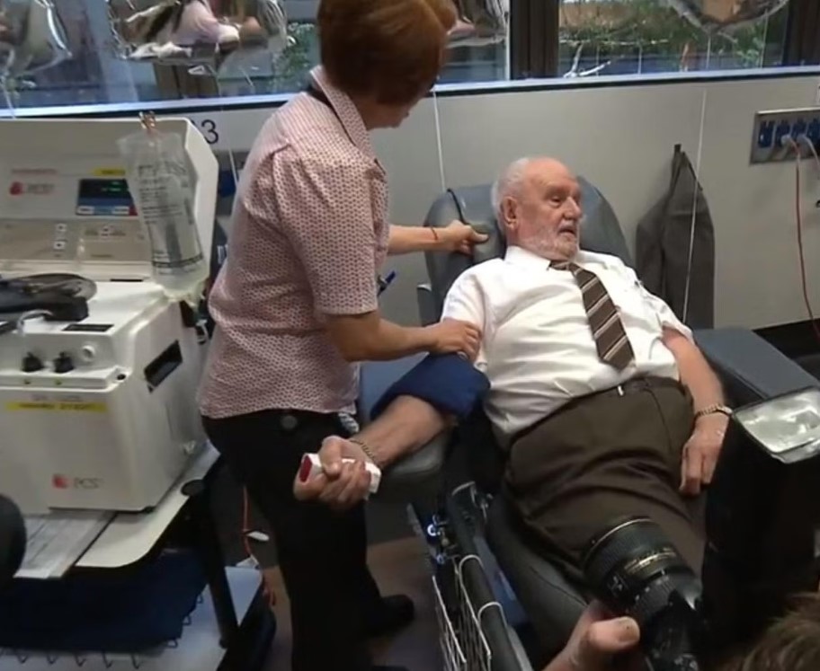 Man saves the lives of 2.4 million babies after donating 'special' blood type every week for 60 years 2