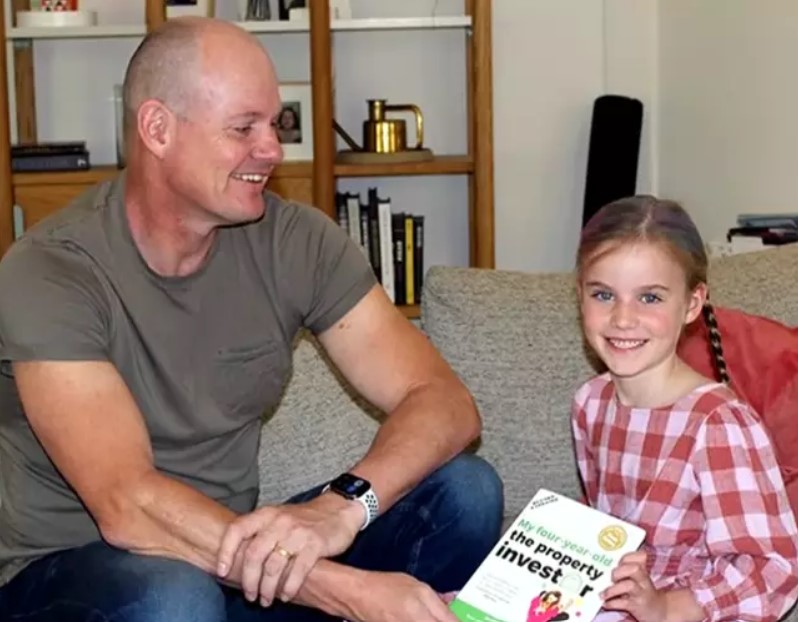 Little girl becomes the world's youngest homeowner after buying her first property by herself 3