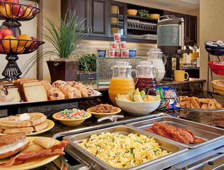 Expert reveals reason why you should never get common item at breakfast buffet 1