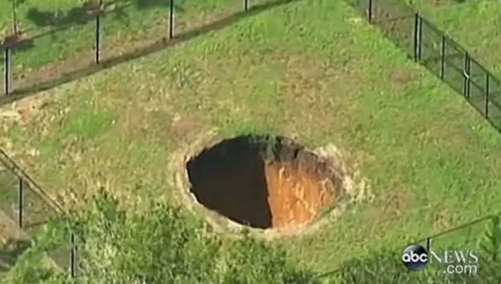 Man swallowed alive by massive sinkhole in bedroom without leaving any trace 5