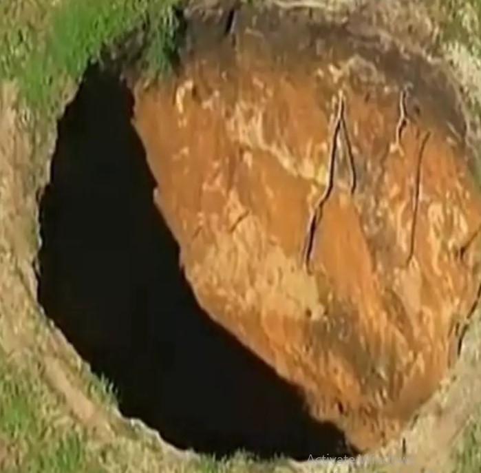 Man swallowed alive by massive sinkhole in bedroom without leaving any trace 4