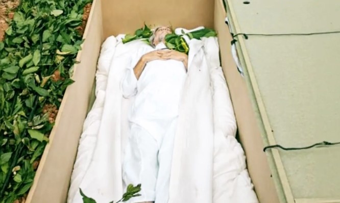 Man left people stunned after volunteering to be buried alive for a deep reason 1