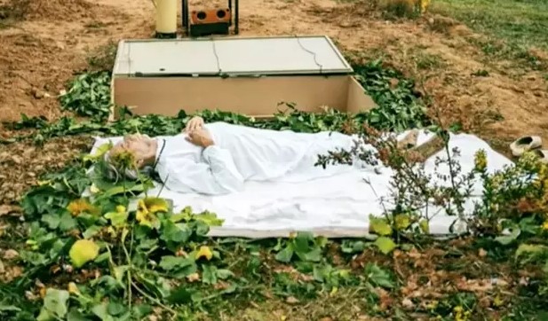 Man left people stunned after volunteering to be buried alive for a deep reason 2