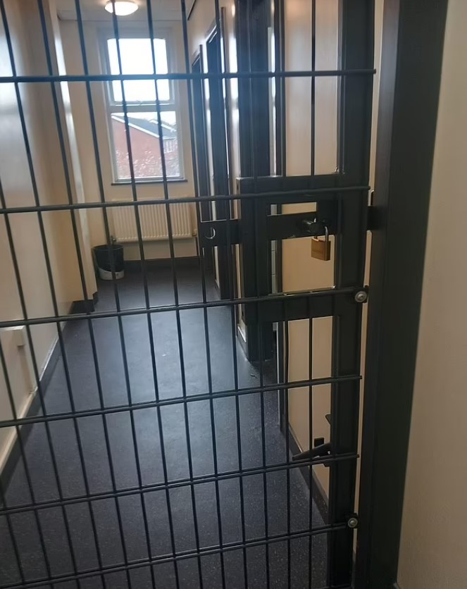School faces backlash after installing locked 'cage doors' to stop students using toilets during class 2