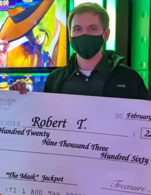 Man left without realizing he'd won $230K on slot machine has finally been found 5